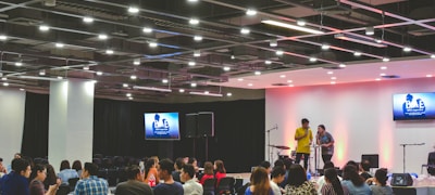 球迷在社区内热烈讨论赛事话题的虚拟场景