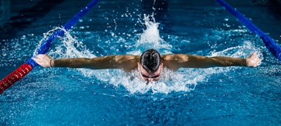 直播画面中实时叠加的球员数据与战术分析信息